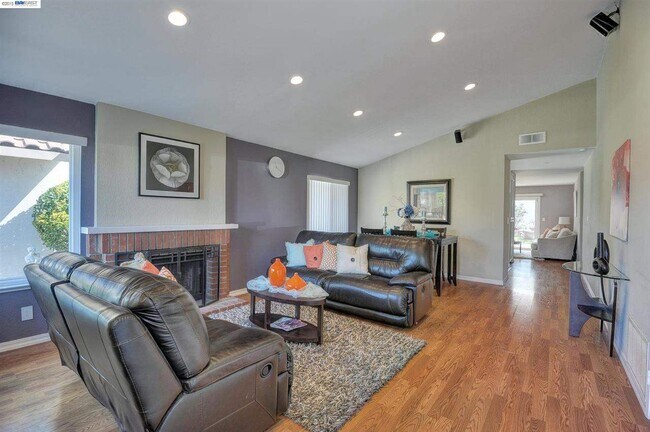 Building Photo - 4846 Mendota St