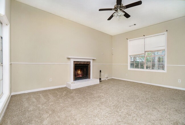 Building Photo - 3 Bedroom 2 Bath in Stone Mountain