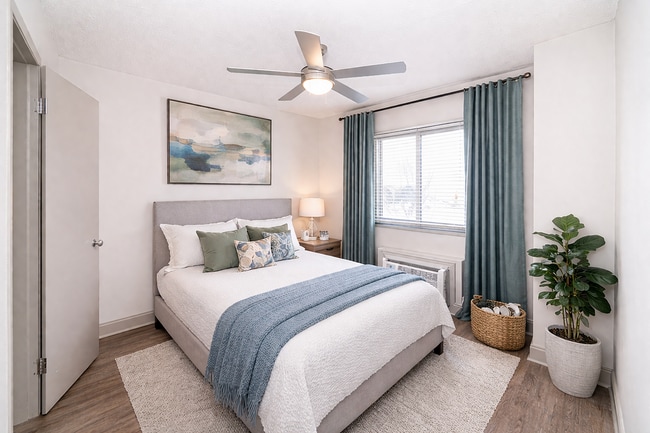 Bedroom with hardwood-style flooring & ceiling fan - Vetra 500 Fifth