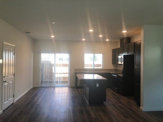 Foto del edificio - Brand new 4 bed 3 bath home in Natomas