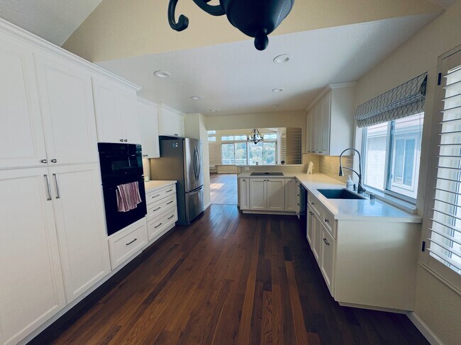 Foto del edificio - 6120 Lakeview Cir