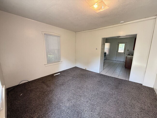 Building Photo - 2-Bedroom Single-Family Home in Vandercook Lake