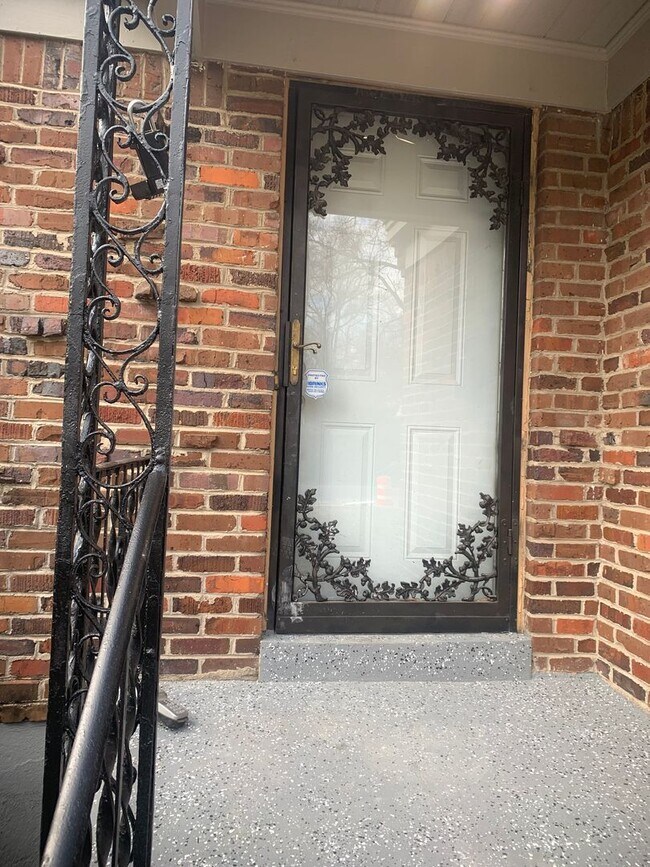 Building Photo - Newly Renovated Unit in Heart of Memphis