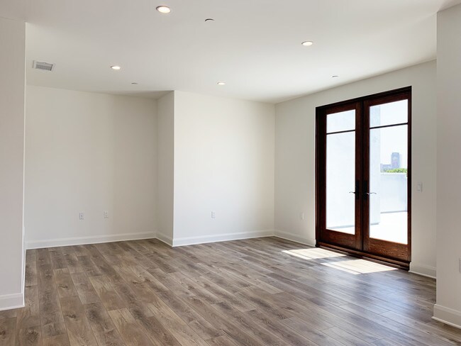 Building Photo - 859 S Lucerne Blvd