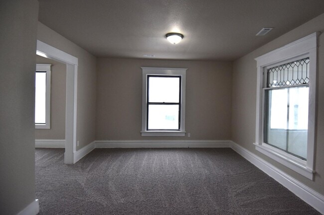 Building Photo - 3 Bedroom 2 Bathroom 2 Stall Garage