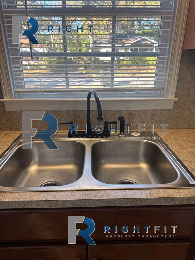 Building Photo - Newly renovated cottage in historic district!