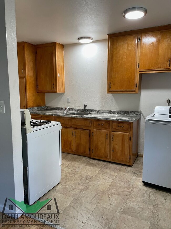 Building Photo - Charming 2 Bed, 1 Bath Duplex with Wood Fl...