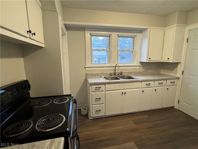 Foto del edificio - 767 Roscoe Ave