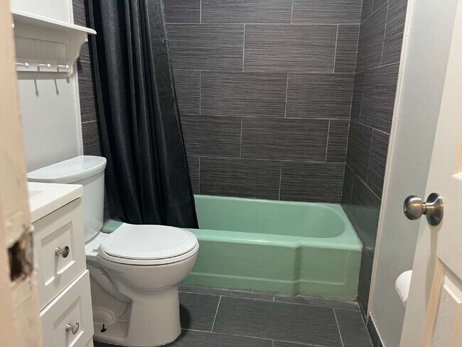 Foto del edificio - ½ OFF First Month's Rent! Updated Apartment in a Prime Central Las Vegas Location