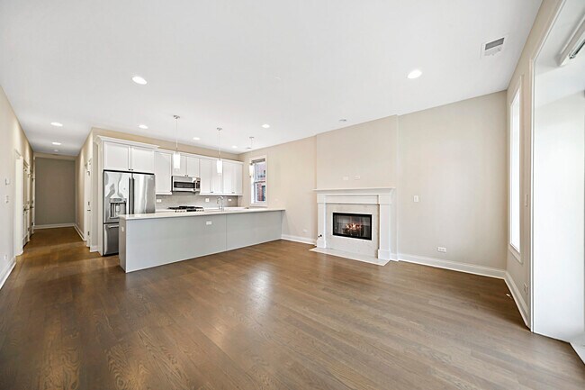 Building Photo - 1517 W Diversey Pkwy