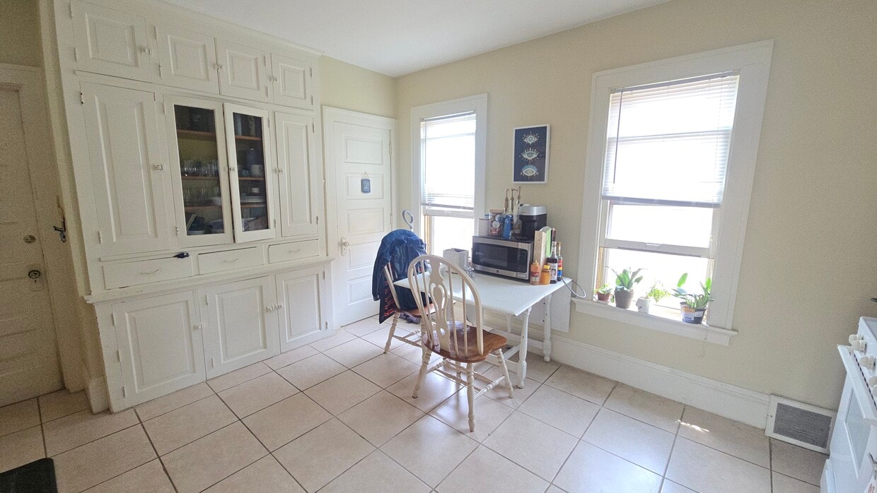 Primary Photo - 1542 S 72nd St