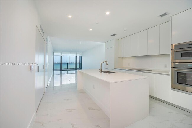 Foto del edificio - 700 NE 24th St