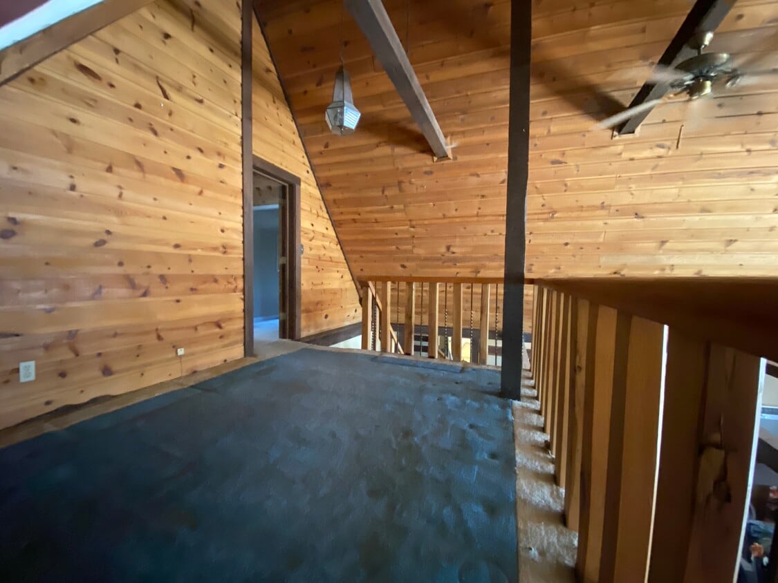 upstairs balcony - 7426 Phelan Rd