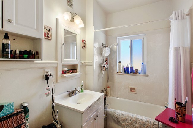 unit 3 bath - 1939 Durant Avenue