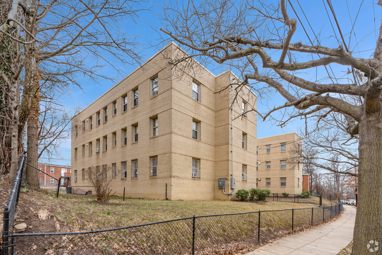 210-212 Oakwood St SE - Savoy Court