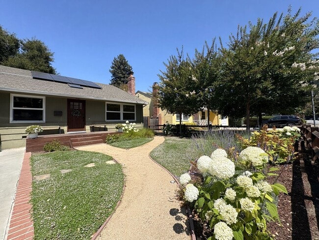 Building Photo - Beautiful 4BD/2BA Menlo Park Home with Lar...