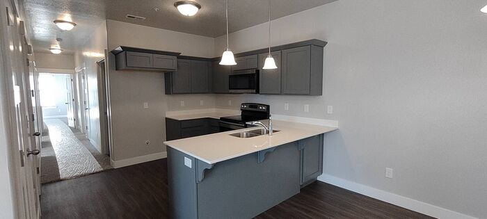 Foto principal - LIKE NEW TOP FLOOR HERRIMAN CONDO - AVAILA...