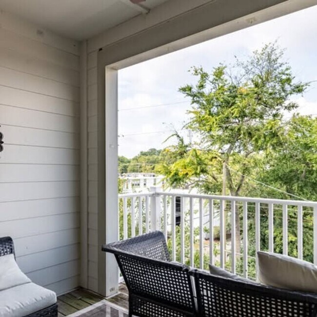 Building Photo - 1909 Convent Pl