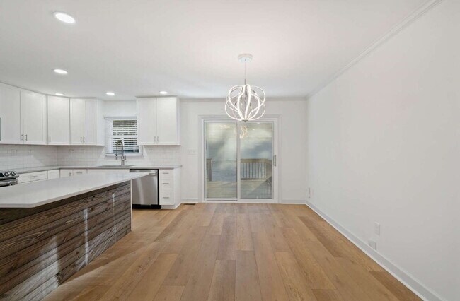 Foto del edificio - Updated 3-Bed Ranch w/ Modern Touches in D...