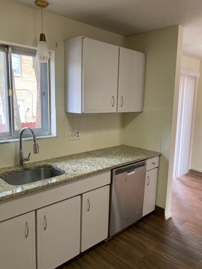 Building Photo - 2856 Morewood Rd
