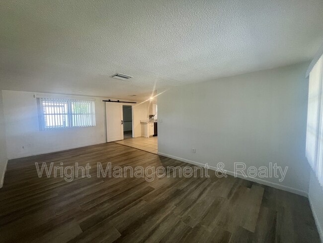 Foto del edificio - 3716 Cedarwood Dr