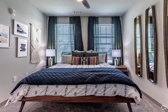 2BR, 2BA - 1020 SF - The Address Galleria