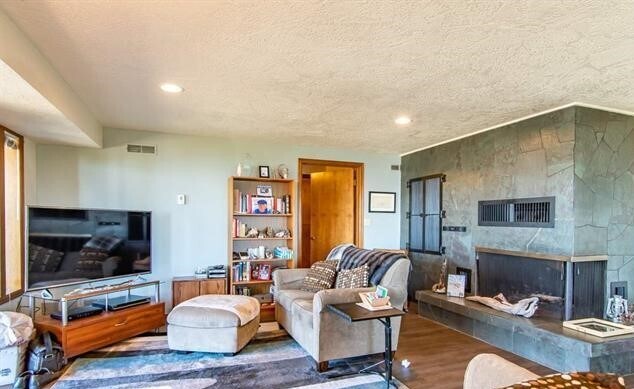 Living room and fireplace - 3925 Diamond Point Rd