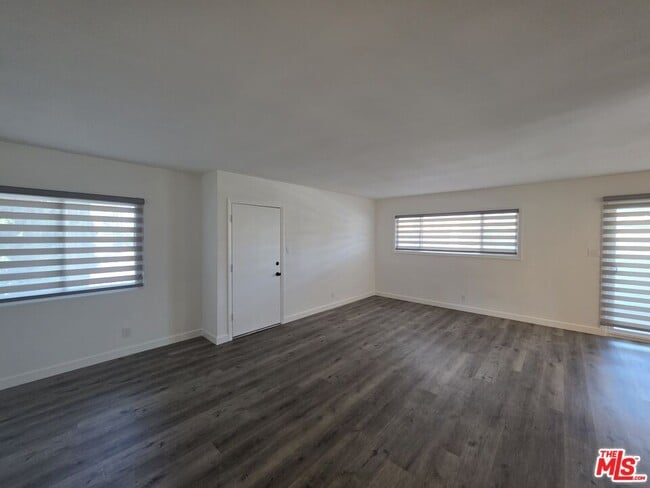 Foto del edificio - 10734 Palms Blvd