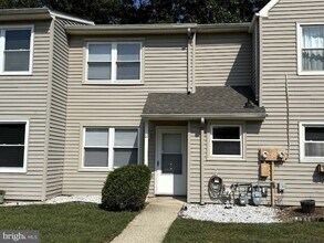 Building Photo - 61 Townhouse Ln