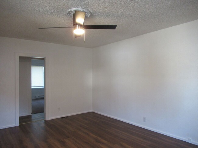 Foto del edificio - Spacious 2 bedroom one bath unit in 3-plex...