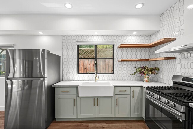 Building Photo - 720 W Altadena Dr