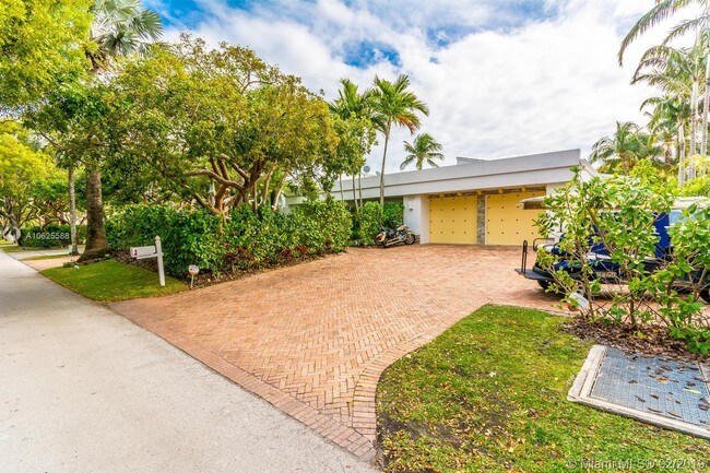 Building Photo - 230 Island Dr