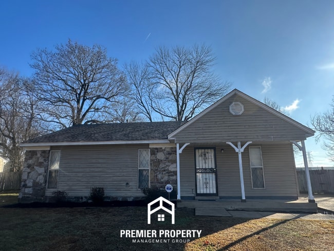 Move-In Ready 4BR Memphis Home w/ Hardwood Floors & Fenced Backyard - Move-In Ready 4BR Memphis Home w/ Hardwood Floors & Fenced Backyard