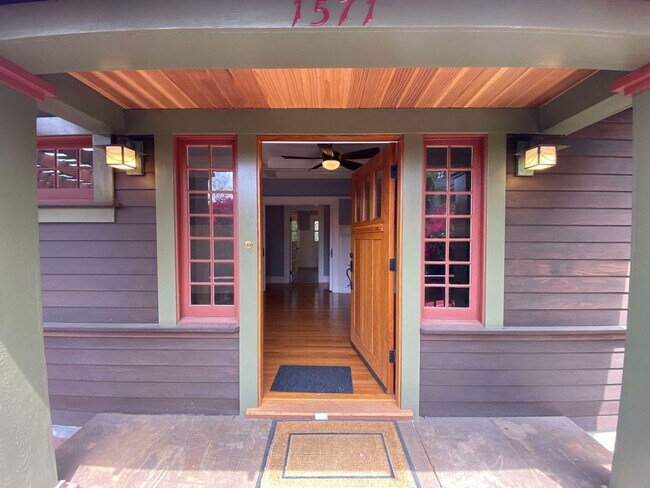 Building Photo - Gorgeous 2 story Home with 4 Beds + 2 Bath...