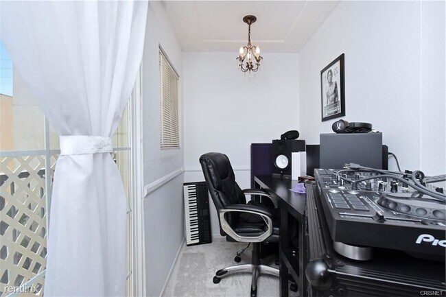 Foto del edificio - 5050 Coldwater Canyon Ave
