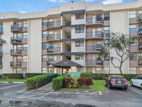Building Photo - 2701 Riverside Dr