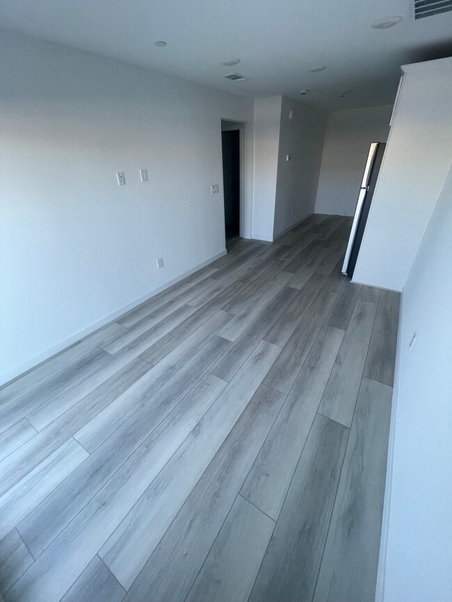 Building Photo - 9215 Sky Pointe Dr