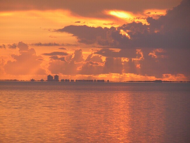 Foto del edificio - 801 Beach Blvd