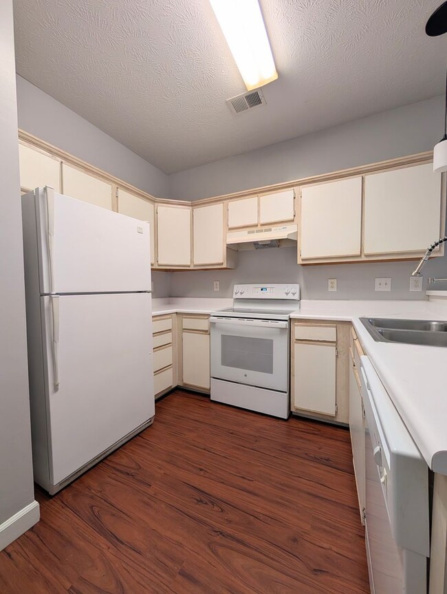Building Photo - 484 River Oaks Dr