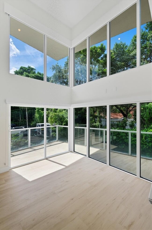 Building Photo - 1528 Brickell Ave