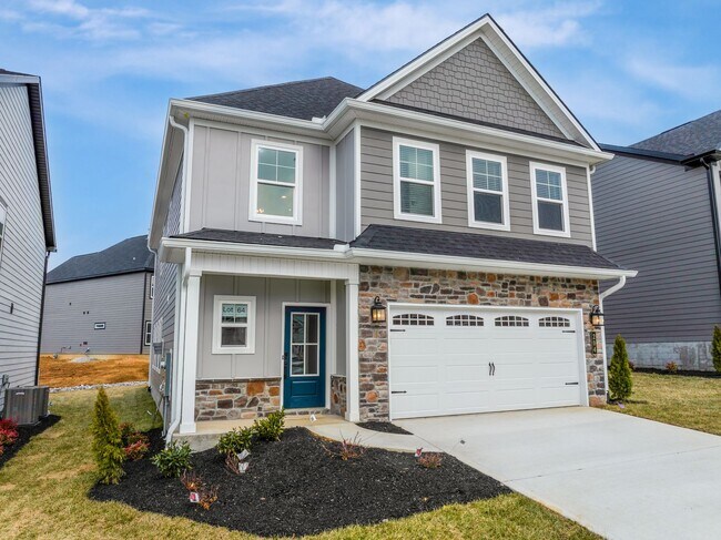 Building Photo - Maryville 37803 - 4 bedroom 3.5 bath - call Ed Johnson 865-924-5045