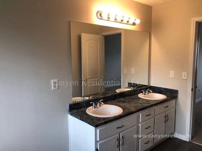 Foto del edificio - 4543 Latchwood Dr