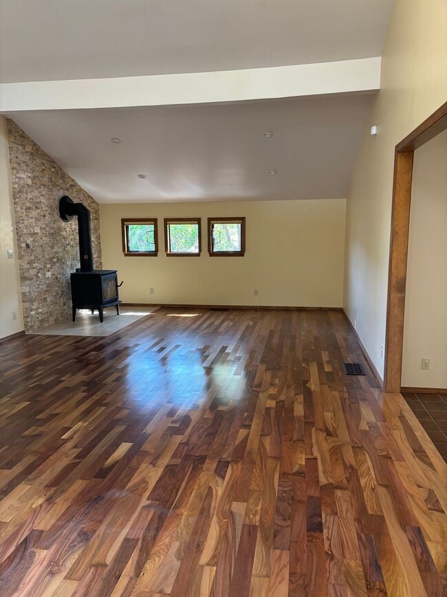 Foto del edificio - 6 Acres; 3 bedroom 2 bath plus bonus room ...