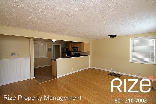 Building Photo - 3 br, 1 bath House - 1233 Redwood Dr