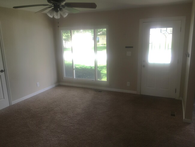 Building Photo - 564 Palace Ln