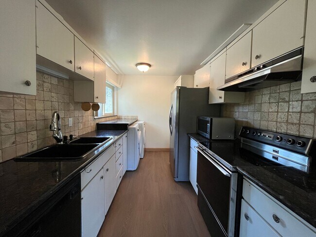 Foto del edificio - MOVE-IN READY! 2+2 w/lake access + 1 blk f...
