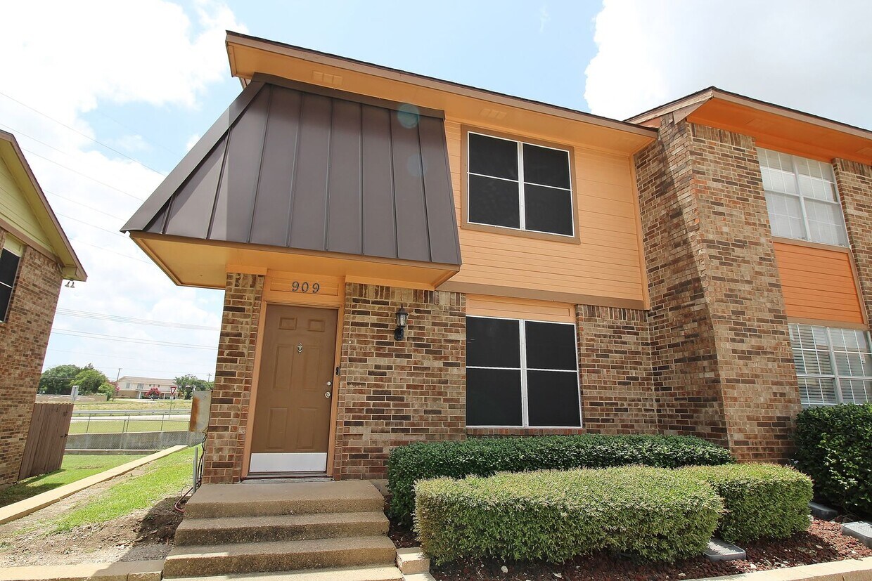 Foto principal - NEW AND UPDATED LISTING! Updated 2-Story 2...