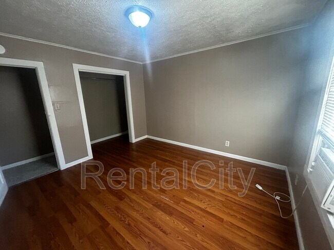Building Photo - 2620 Mullins St