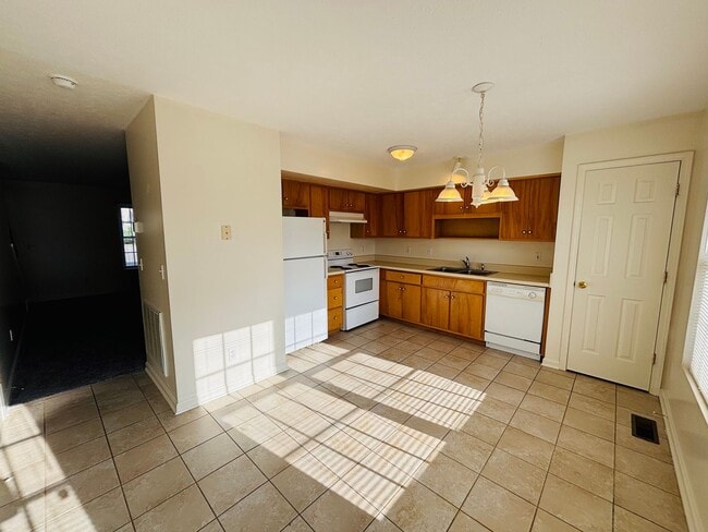 Building Photo - 2 Bedroom, 2.5 Bath Townhouse