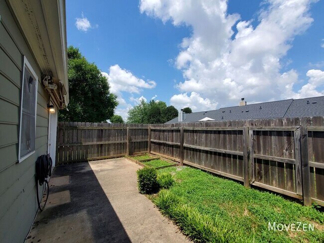 Foto del edificio - 814 Guilford College Rd